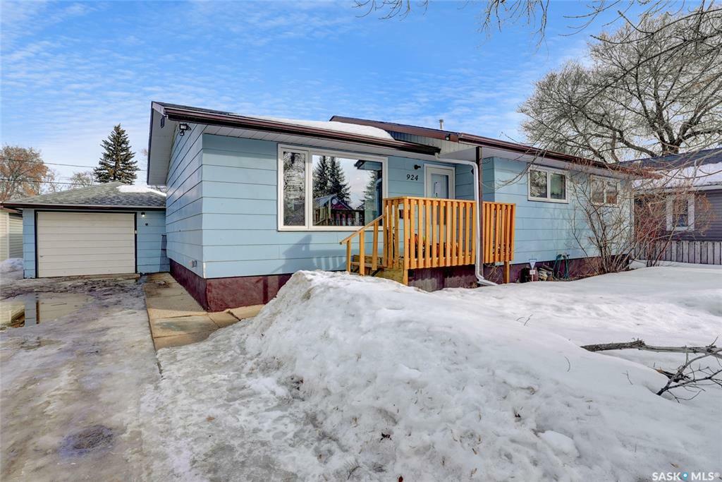 Property Photo:  924 Iroquois Street W  SK S6H 5B6 