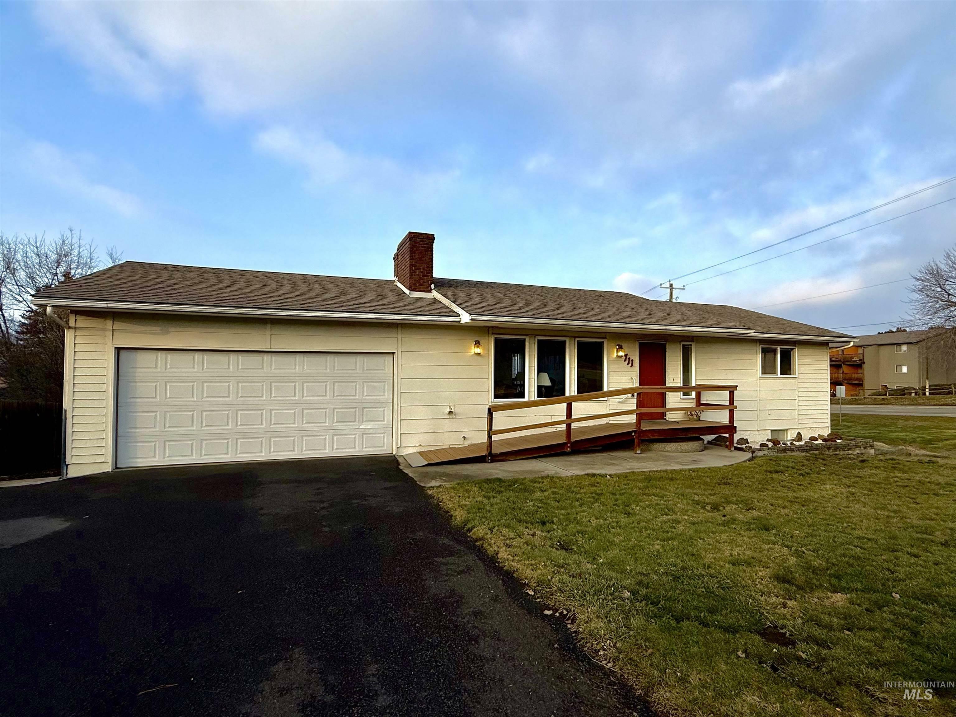 Property Photo: 711 Mayfair Ct. ID 83501