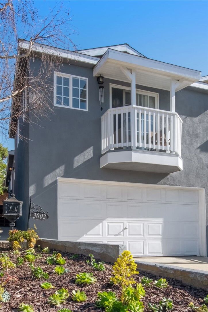 Property Photo: 3002 N Ardmore Avenue CA 90266