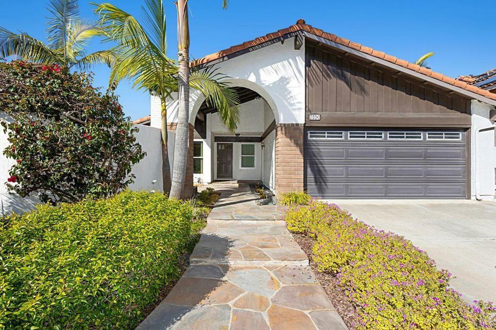 Property Photo: 324 Avenida De Las Rosas CA 92024