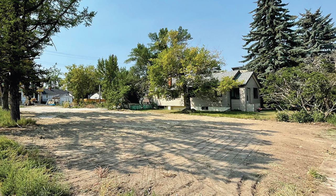 Property Photo: 1601 Bowness Road NW AB T2N 3K1