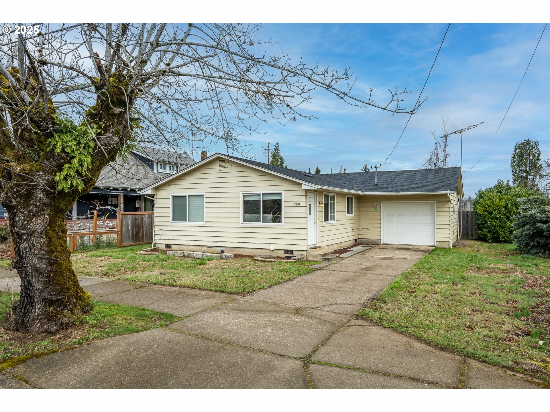 Property Photo: 460 W Oregon Ave OR 97426