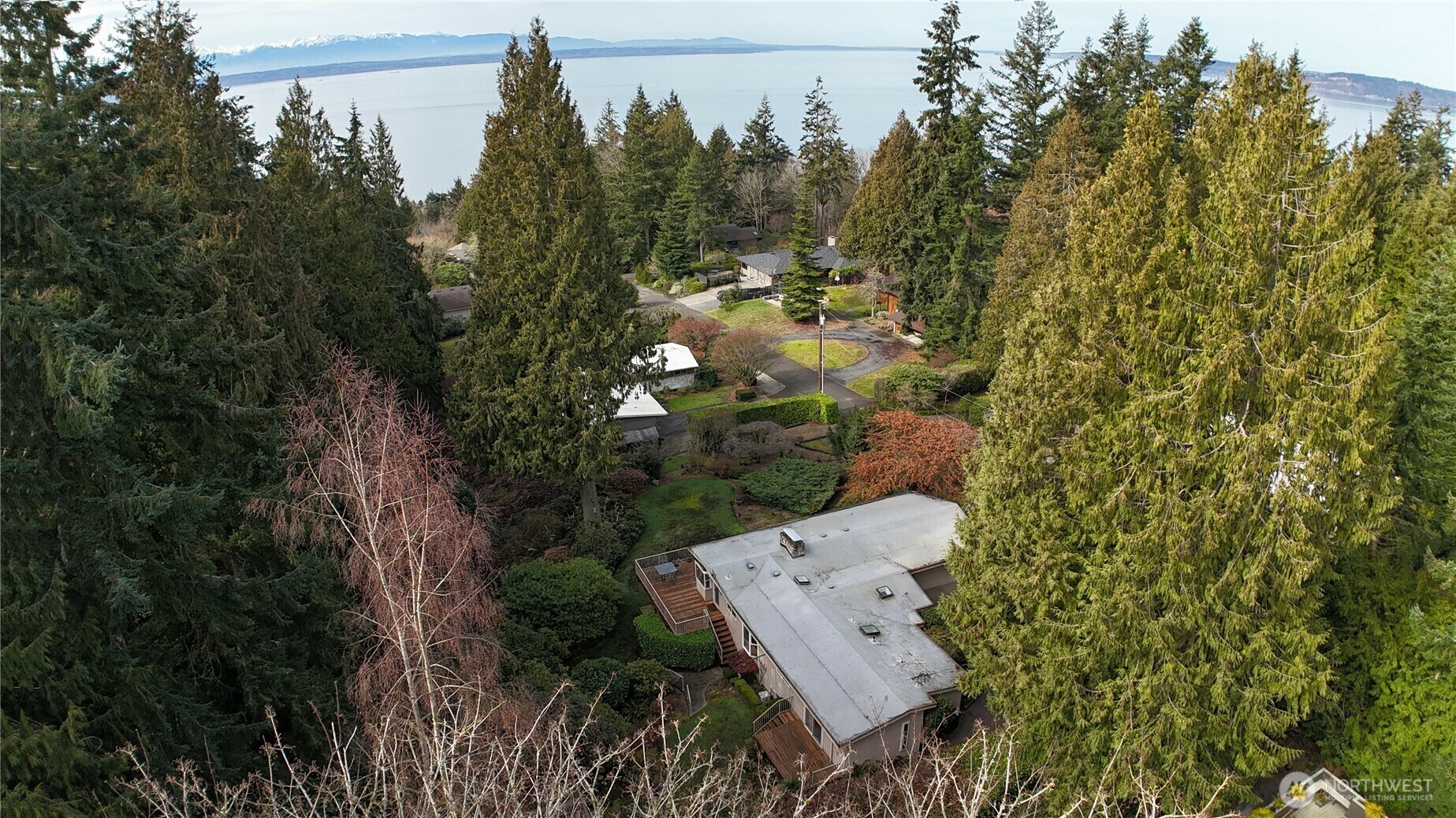 Property Photo:  16620  72nd Avenue W  WA 98026 