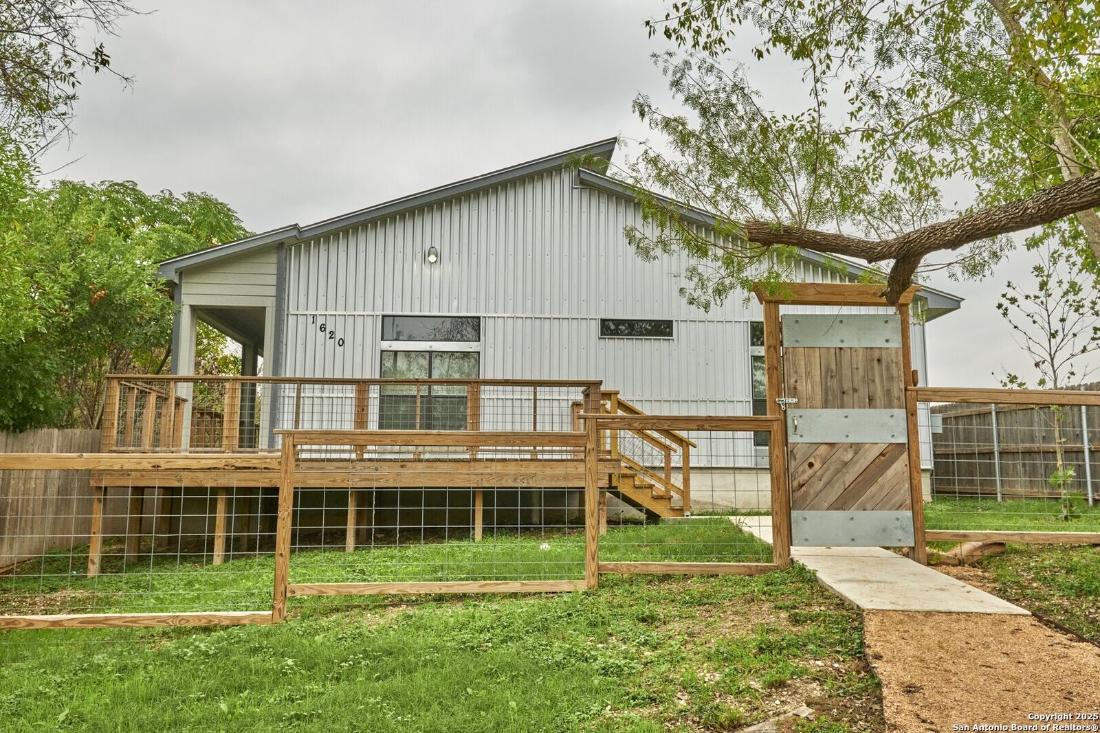 Property Photo: 1620 Peck Avenue TX 78218