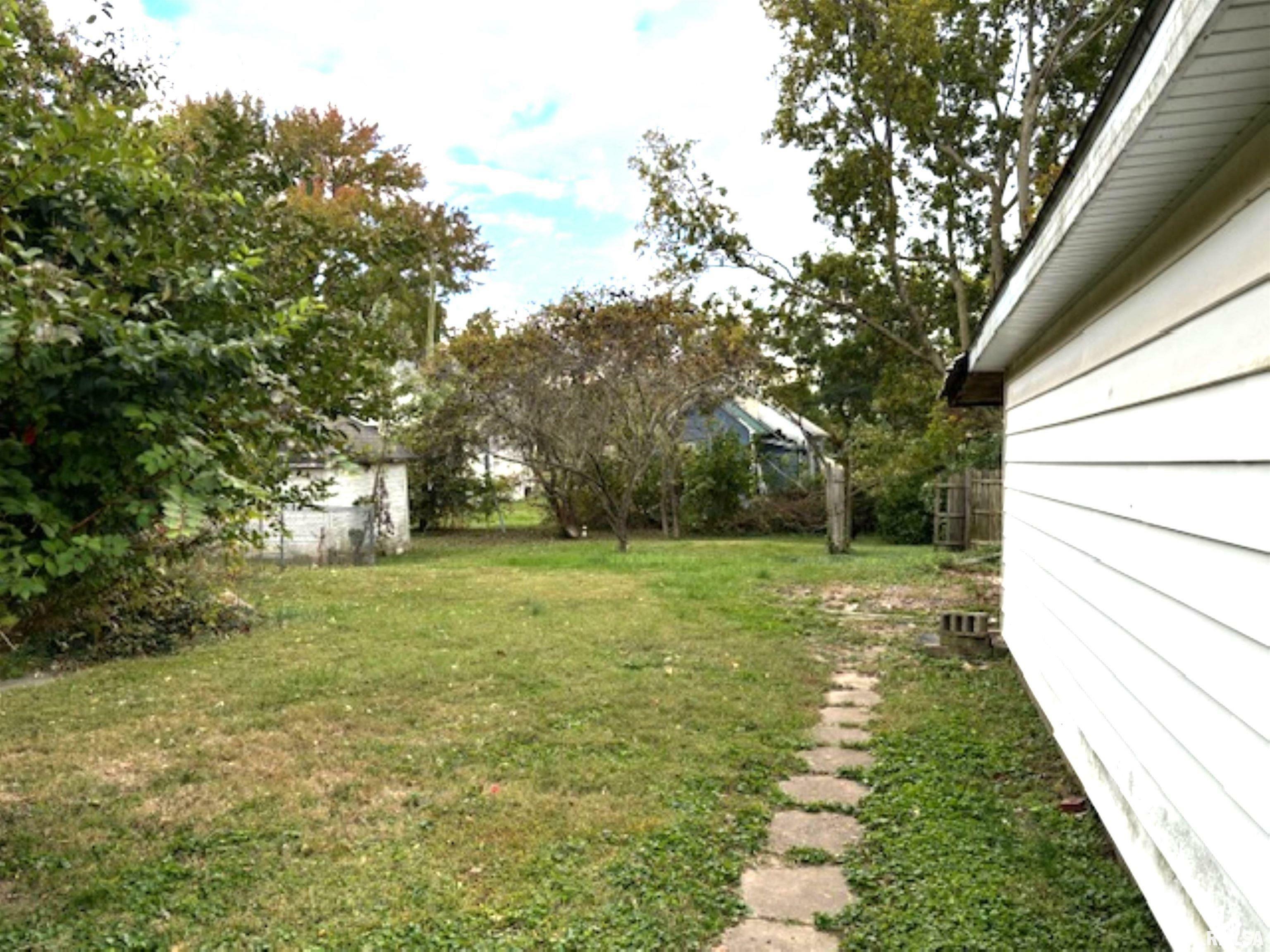 Property Photo:  307 E Elm Street  IL 62881 