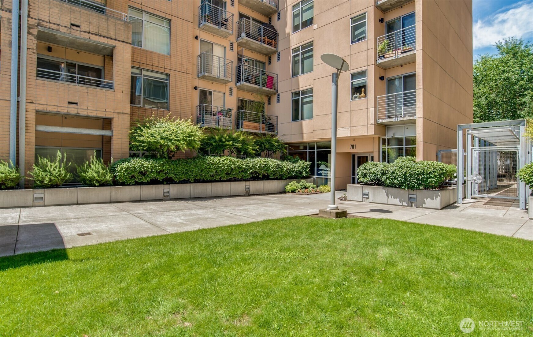 Property Photo:  701  Columbia Street 602  WA 98660 