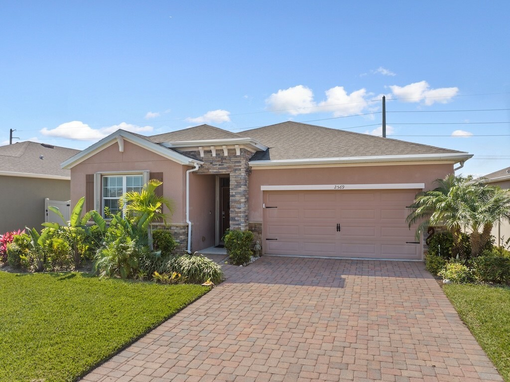 Property Photo: 2569 Crowned Eagle Circle SW FL 32962