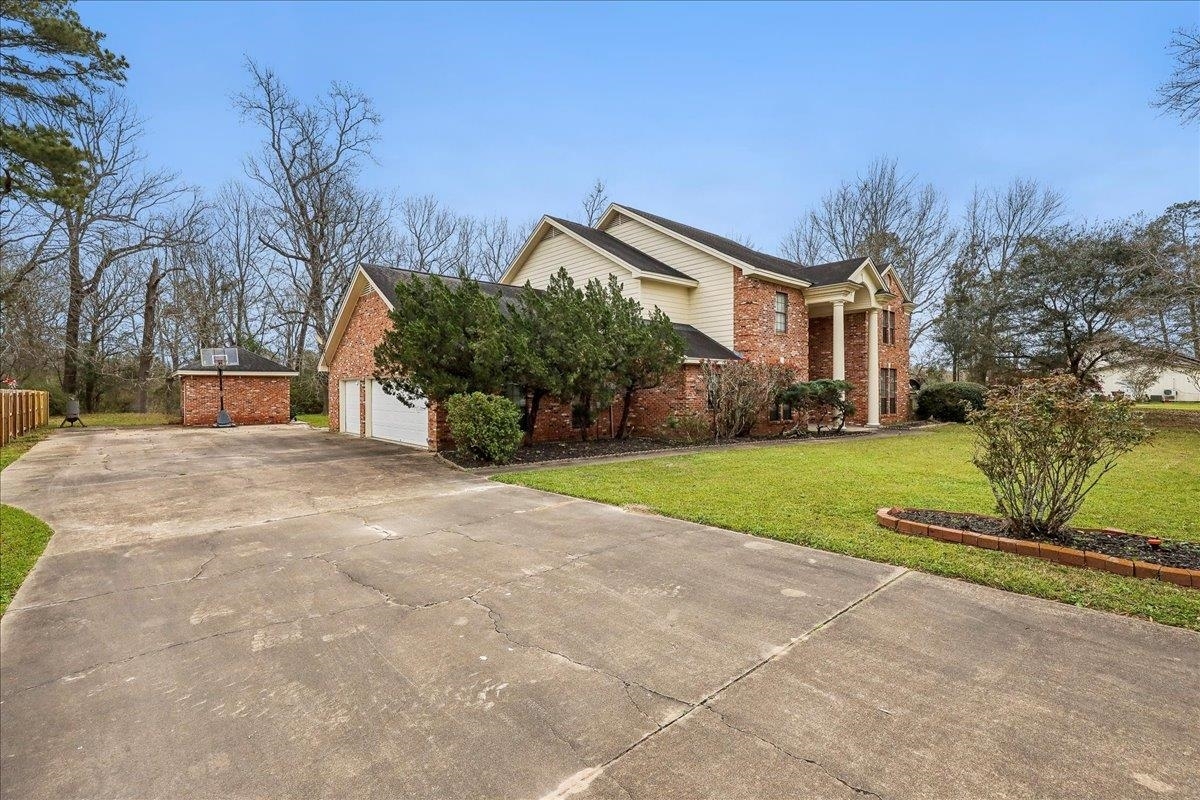 Property Photo: 116 Country Club Dr TX 77705