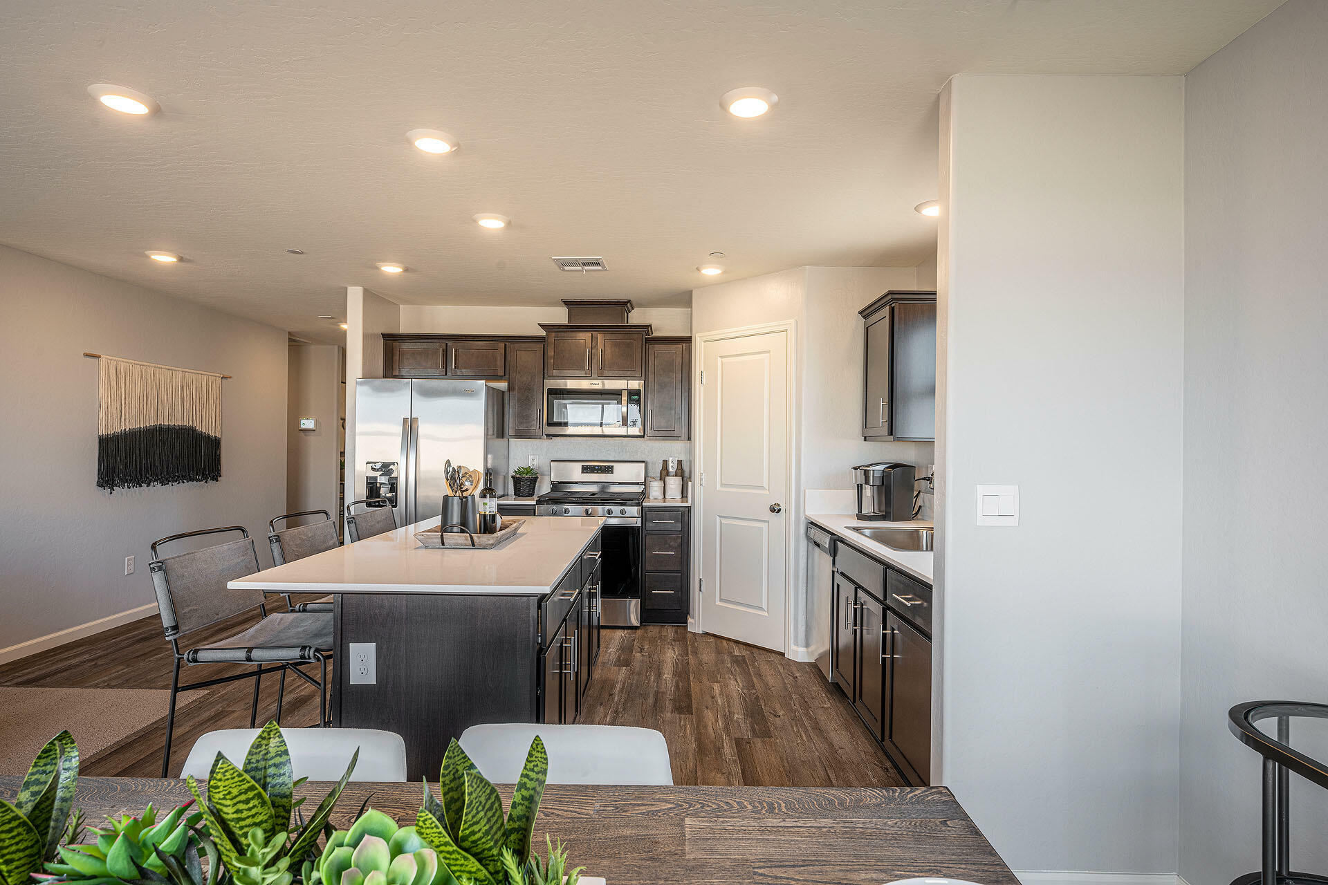 Property Photo: 4020 W Delaware Avenue 1008V CA 93291
