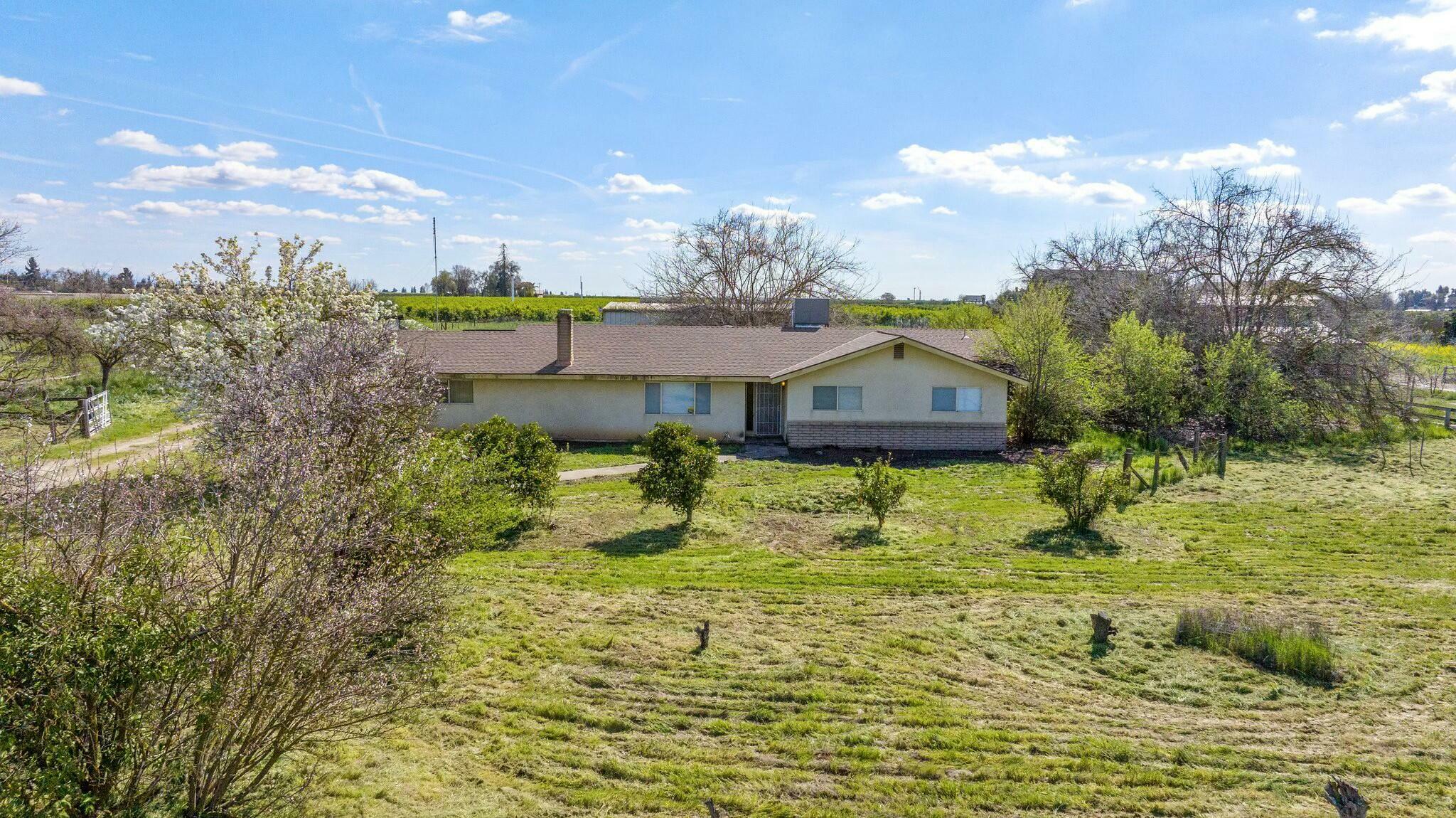 Property Photo:  1661 W Visalia Road  CA 93221 