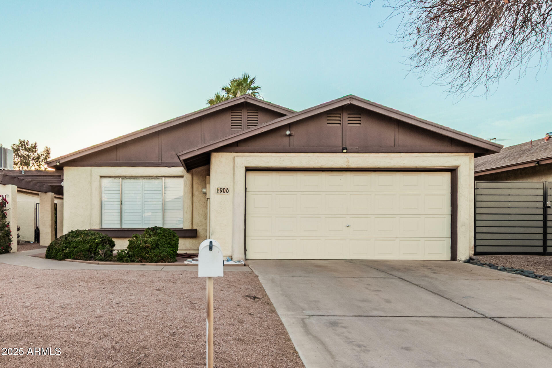 Property Photo: 906 N Roosevelt Circle AZ 85257