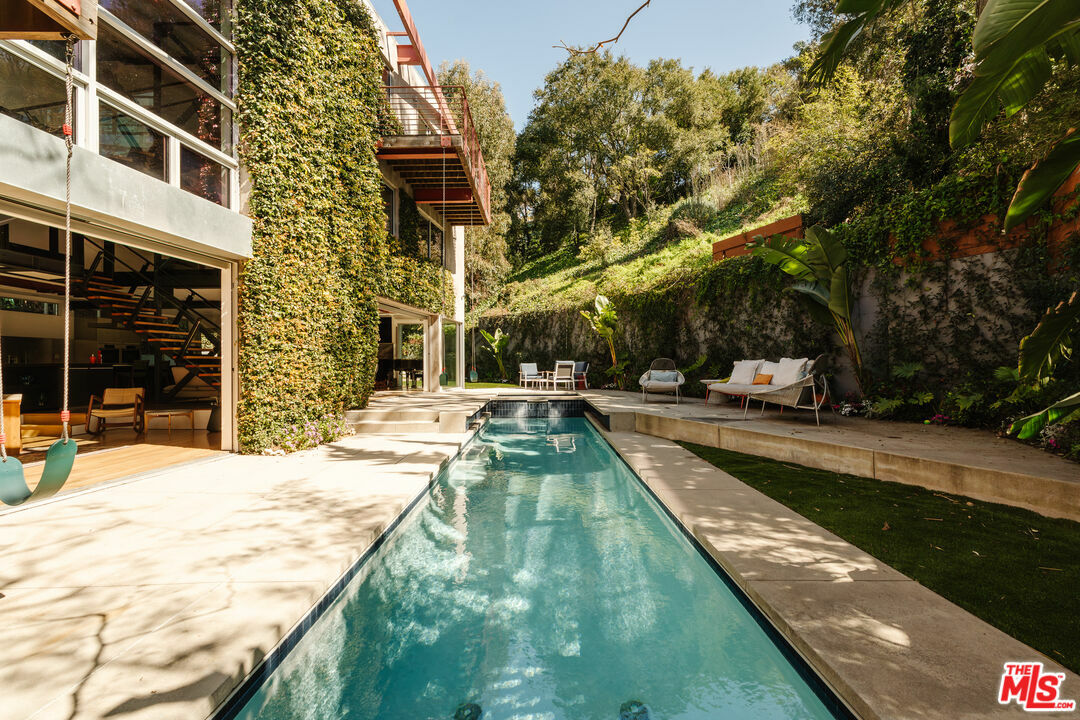 Property Photo: 562 Stassi Ln CA 90402