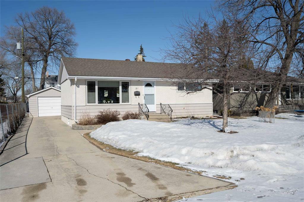 21 Cascade Bay  Winnipeg MB R2J 1W2 photo