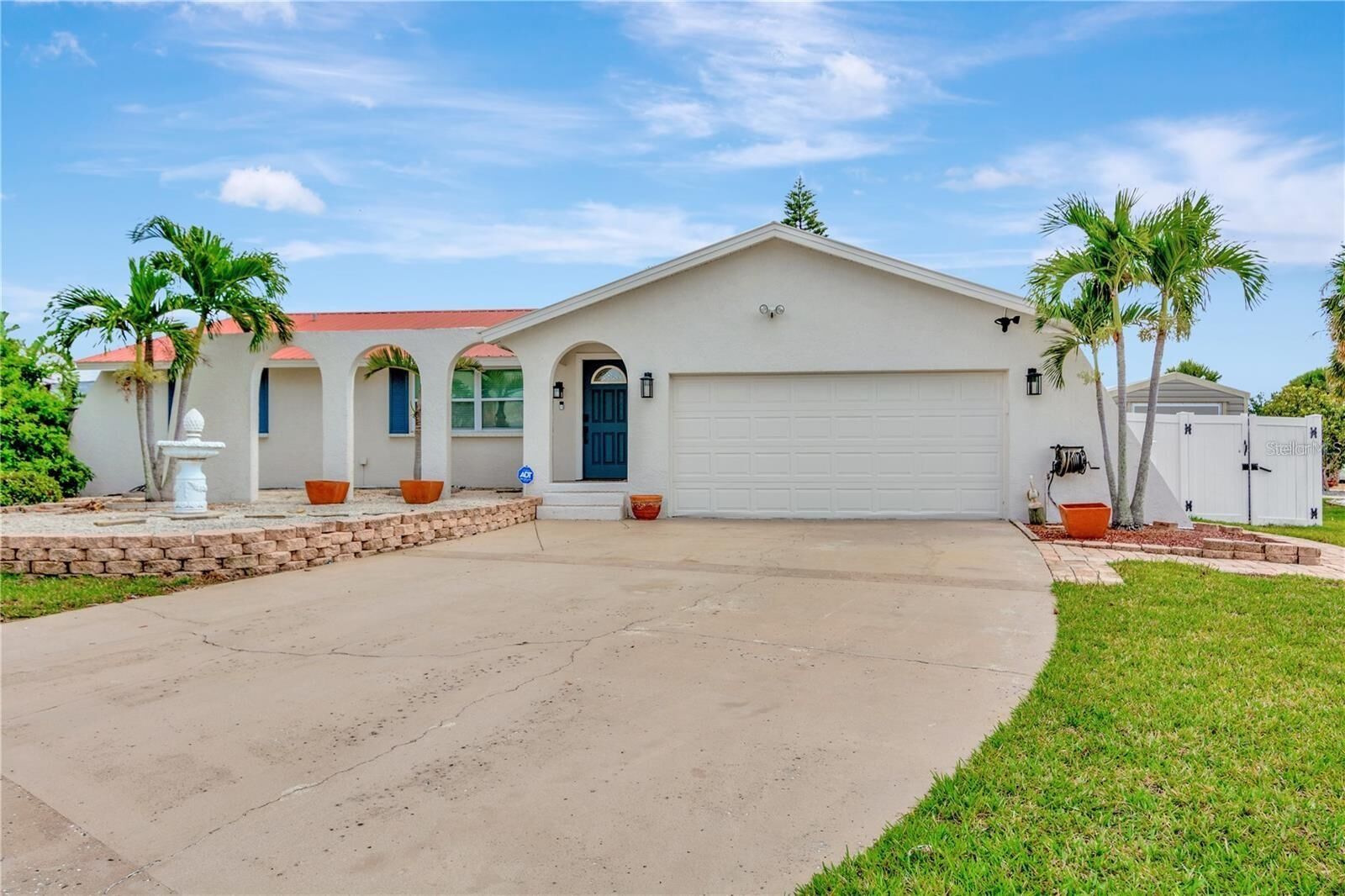 Property Photo: 922 Sago Palm Way FL 33572