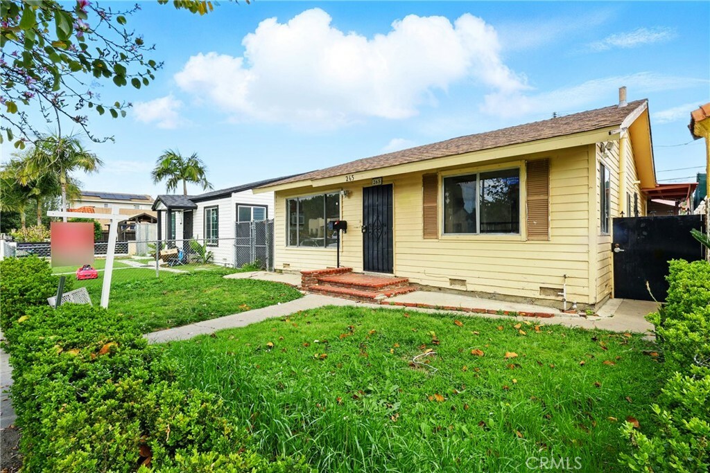 Property Photo:  265 E Ellis Street  CA 90805 