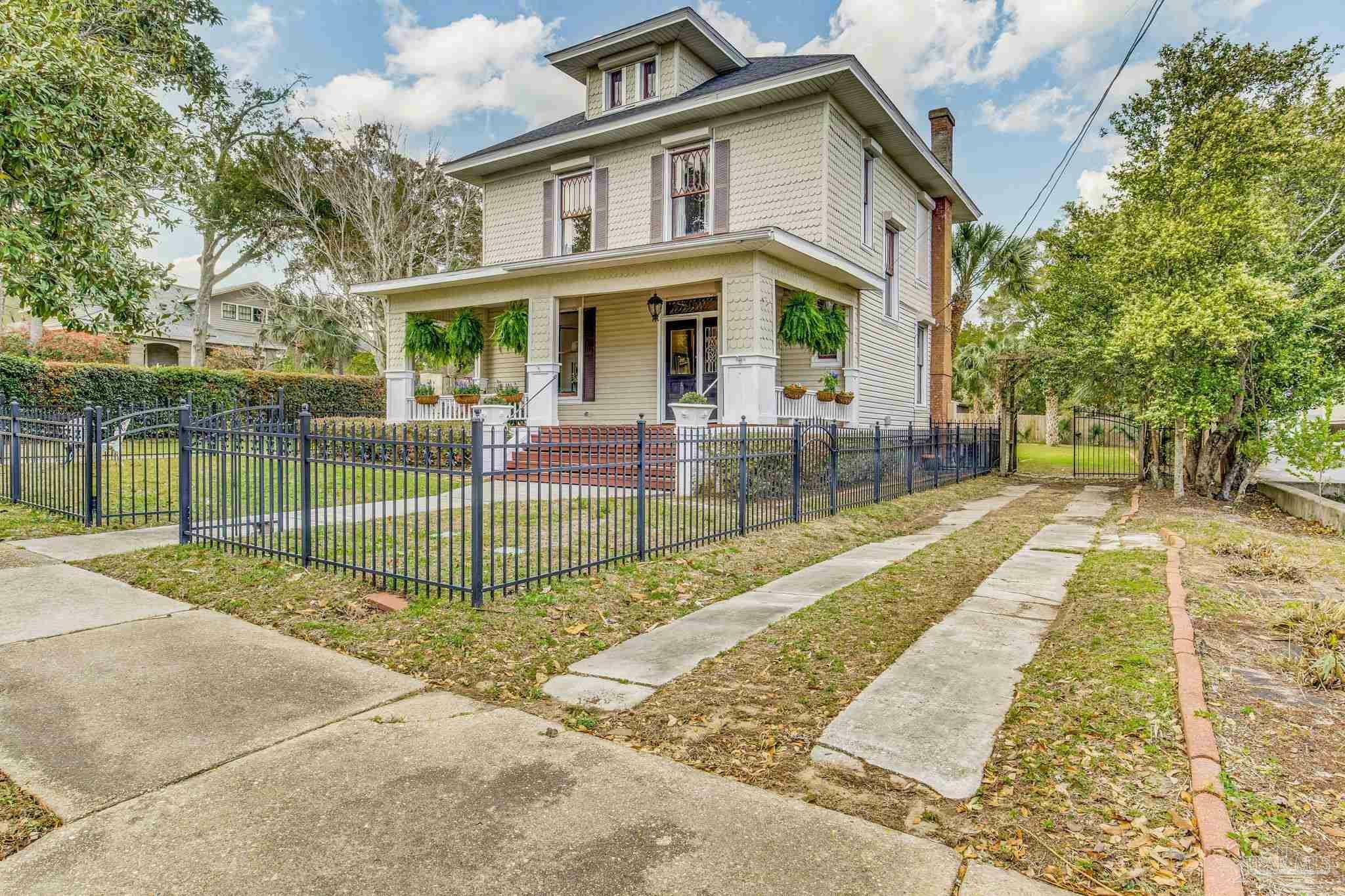 Property Photo:  4 W Lee St  FL 32501 