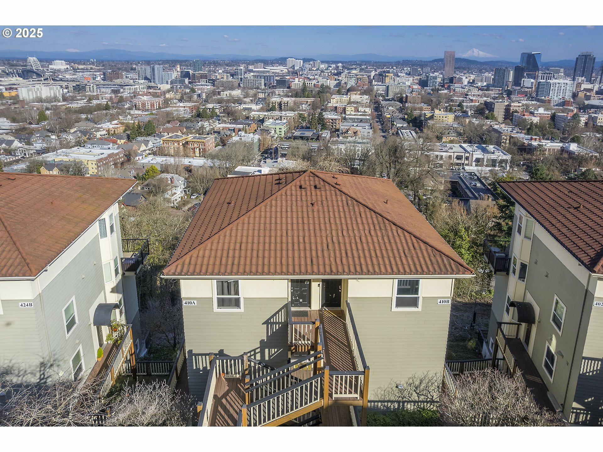 Property Photo: 410 NW Uptown Ter 3-B OR 97210