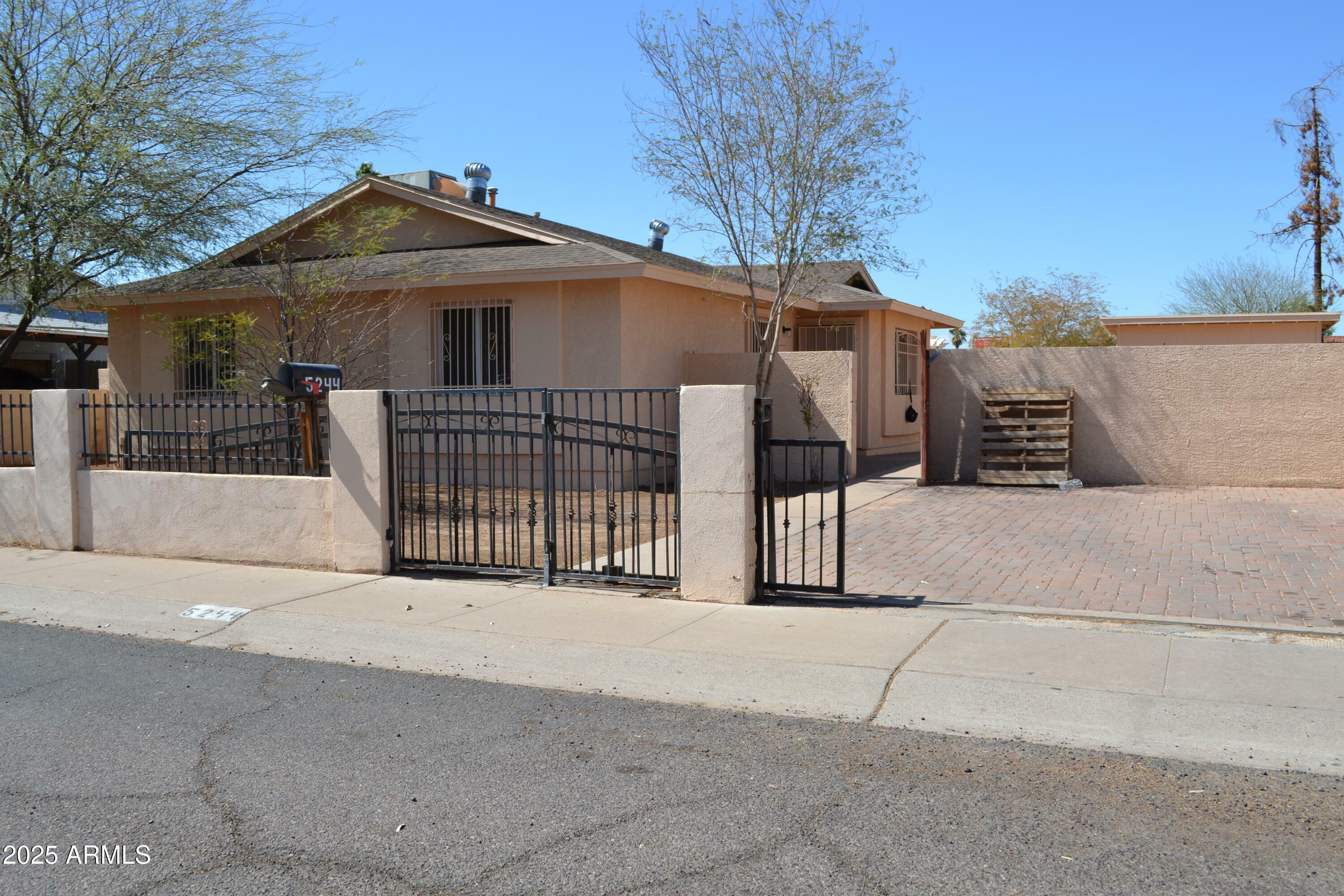 Property Photo:  5244 S 48th Street S  AZ 85040 