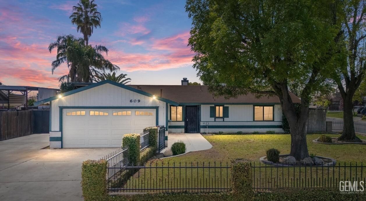 Property Photo:  609 Bridle Avenue  CA 93307