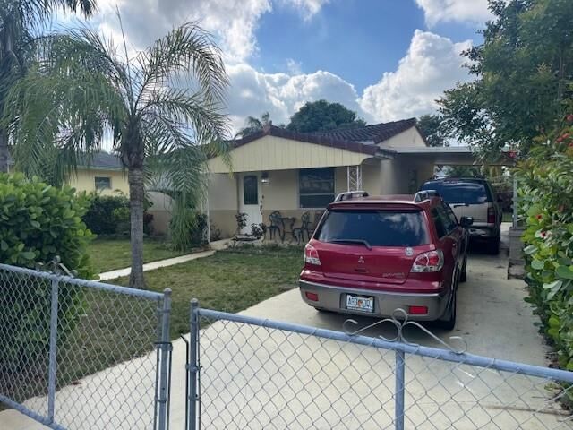 Property Photo:  2318 Coolidge St  FL 33020