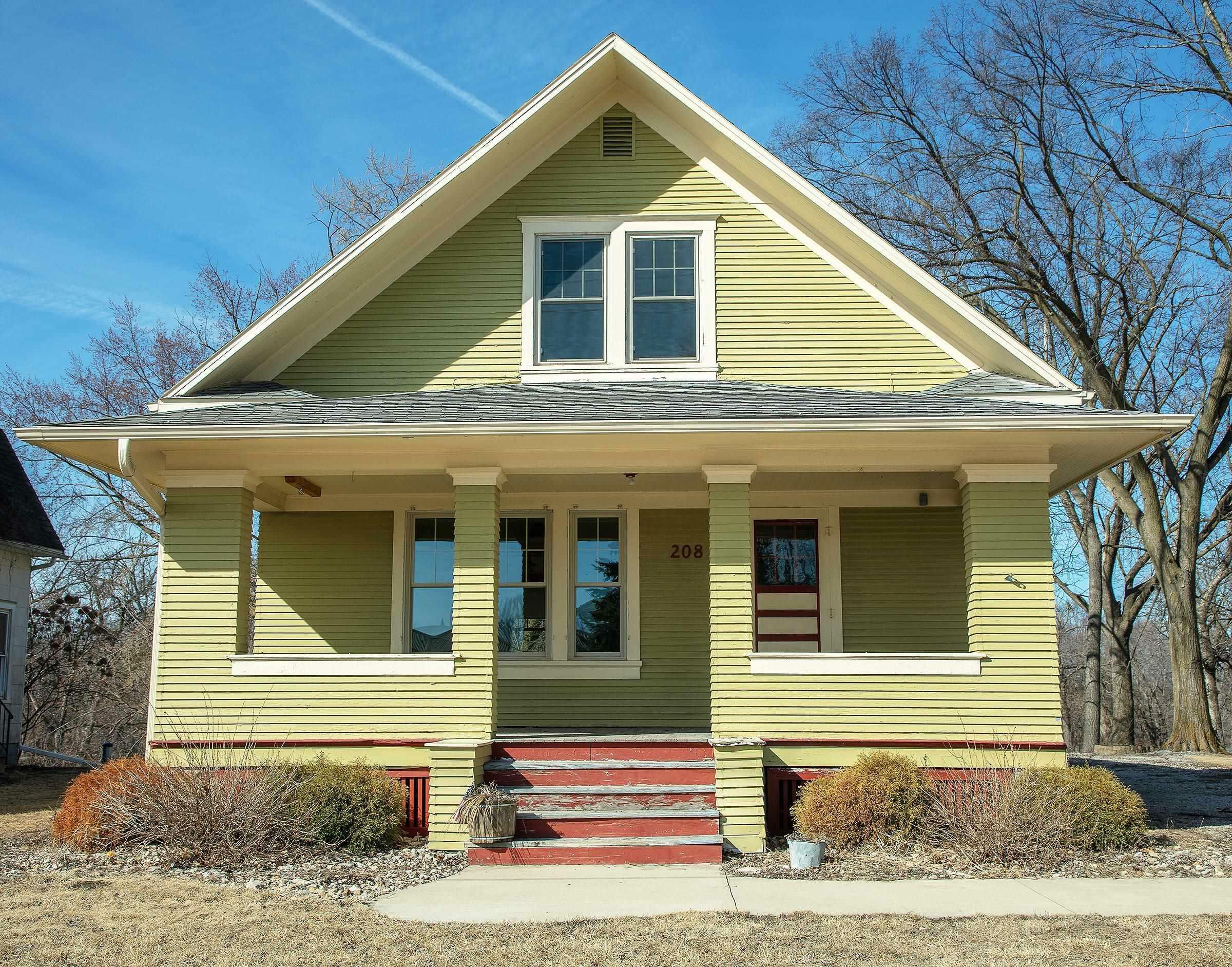 Property Photo:  208 1st Avenue  IA 50631 