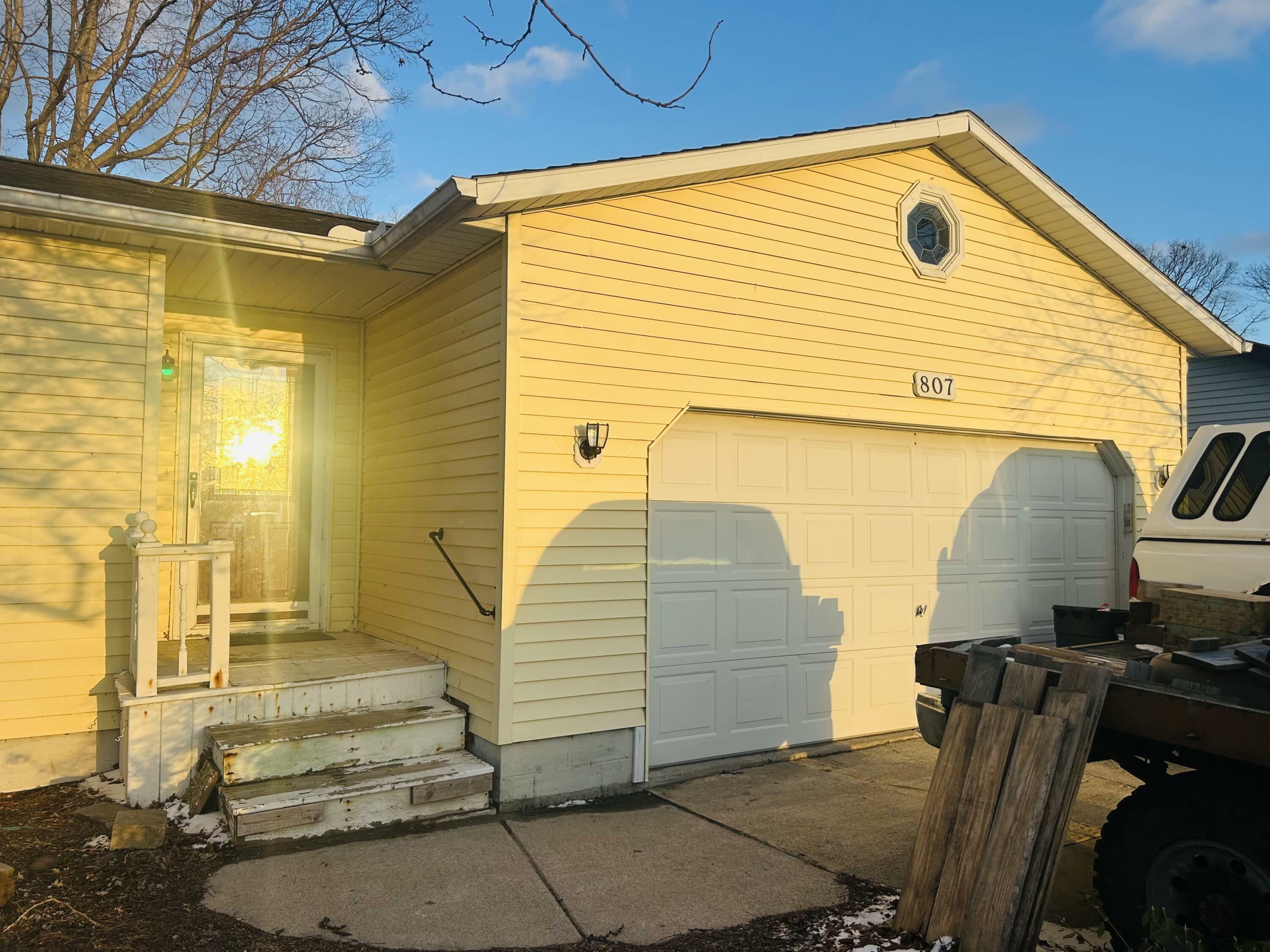 Property Photo: 807 St. Bernard Street MI 48040