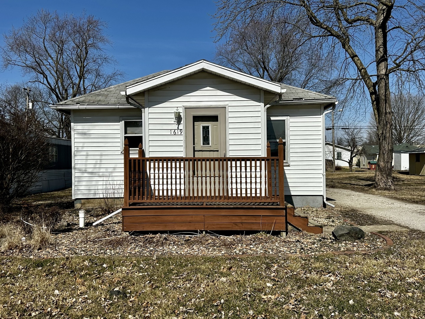 Property Photo: 1619 E Washington Street IL 61727