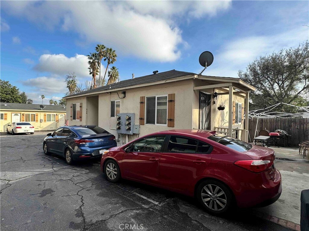 Property Photo:  842 N Summit Avenue  CA 91103 