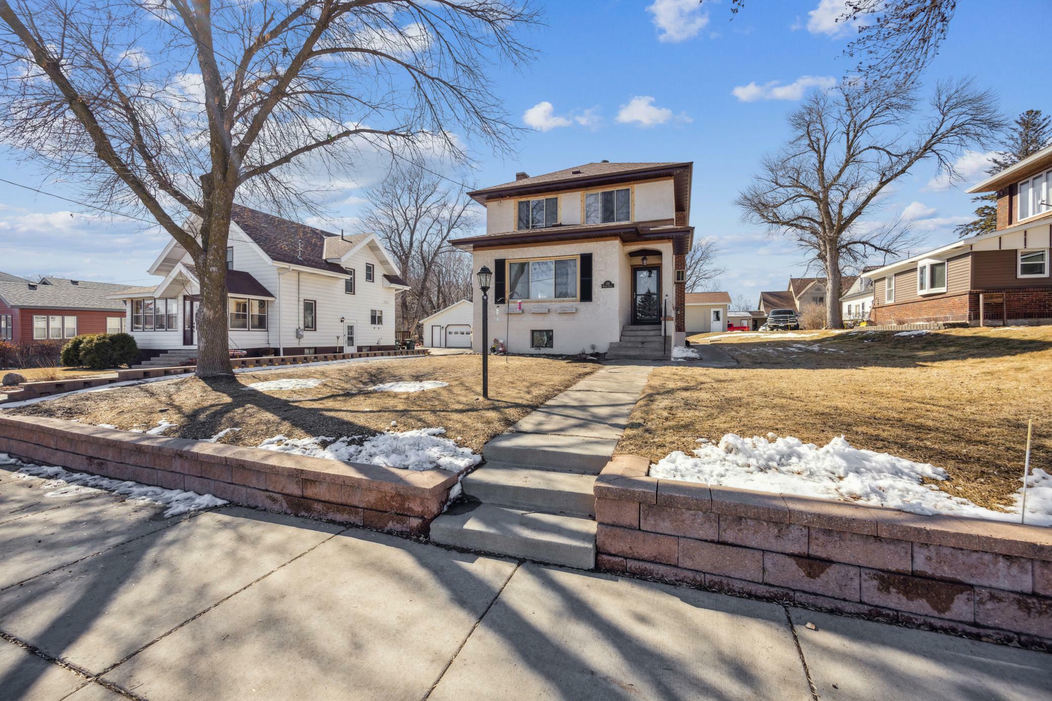 Property Photo:  131 Meeker Avenue S  MN 55389 