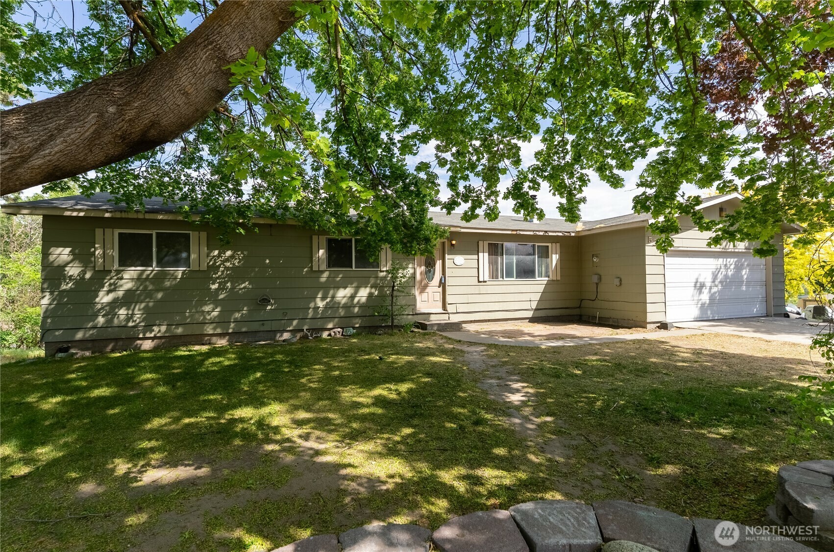 Property Photo:  522  Ironwood Street  WA 98841 