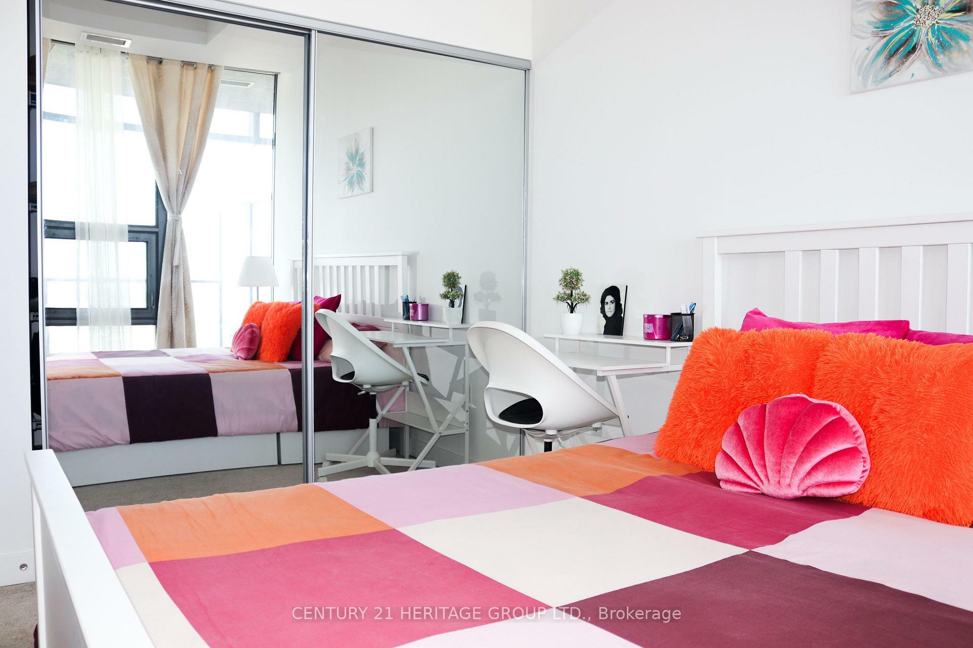 Property Photo: 11 Wellesley Street W 6009 ON M4Y 0G4