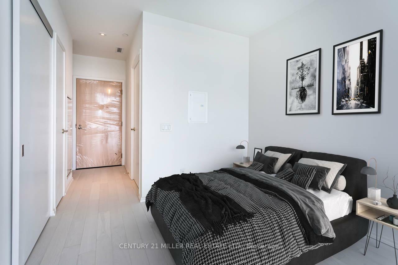 Property Photo: 8 Hillsdale Avenue E 927 ON M4S 0A2