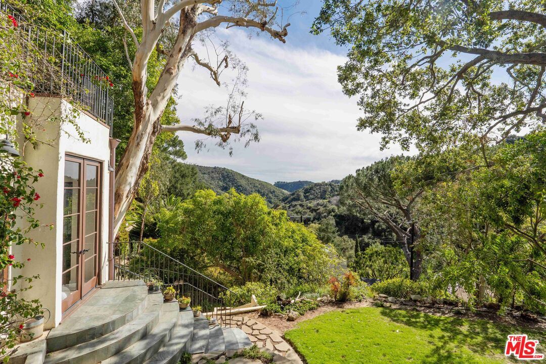 Property Photo:  10037 Reevesbury Dr  CA 90210 