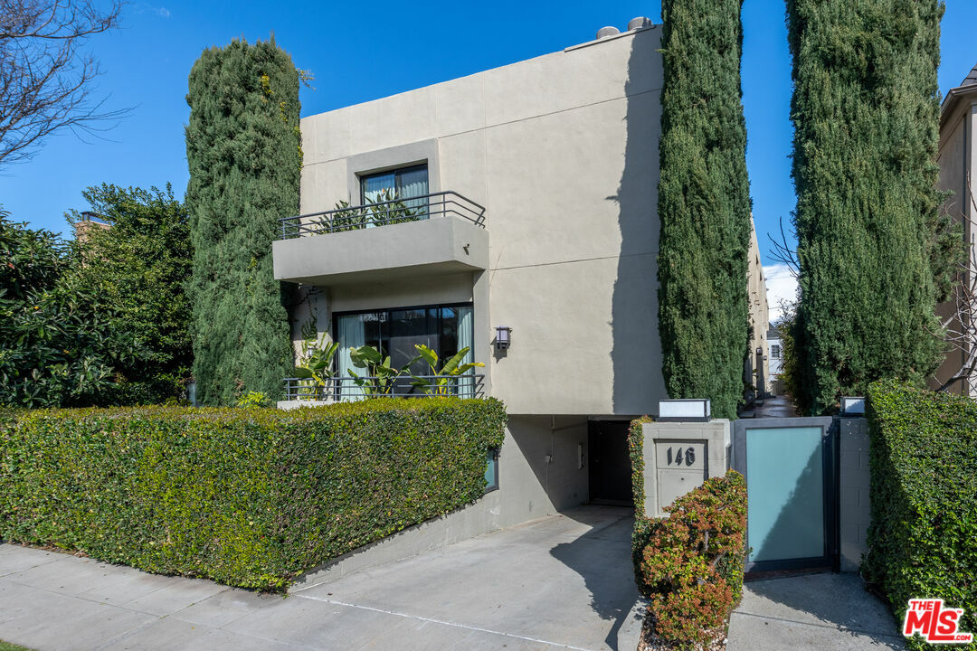 Property Photo:  148  S Roxbury Dr 5  CA 90212 