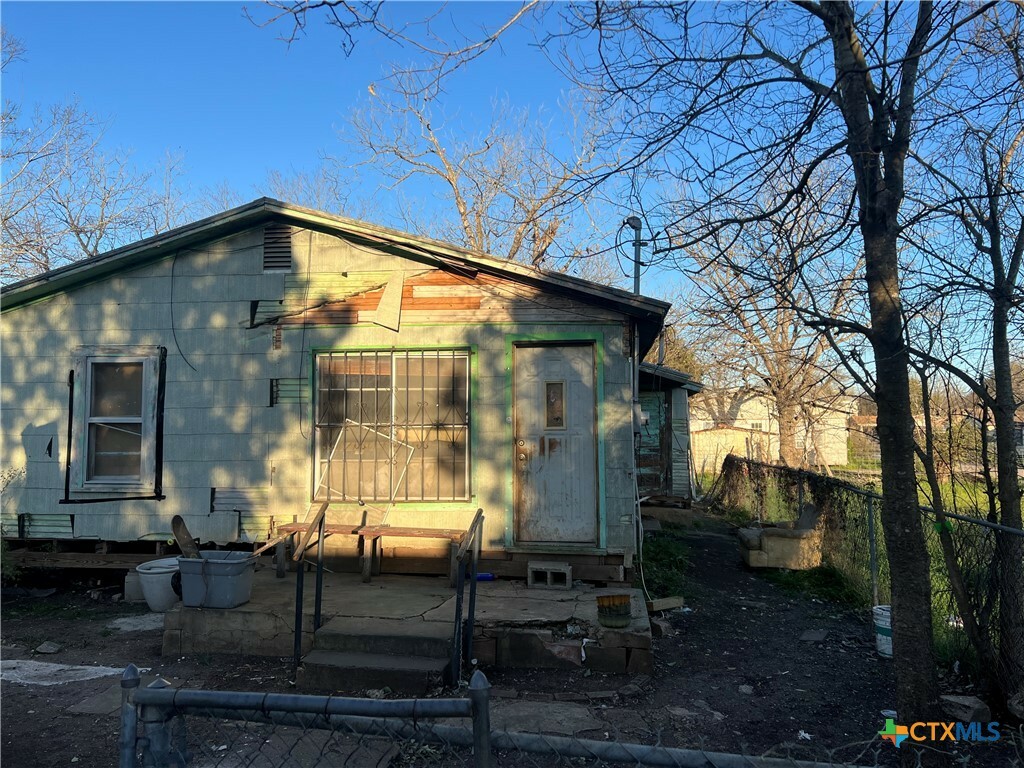 637 Flores Street  Seguin TX 78155 photo
