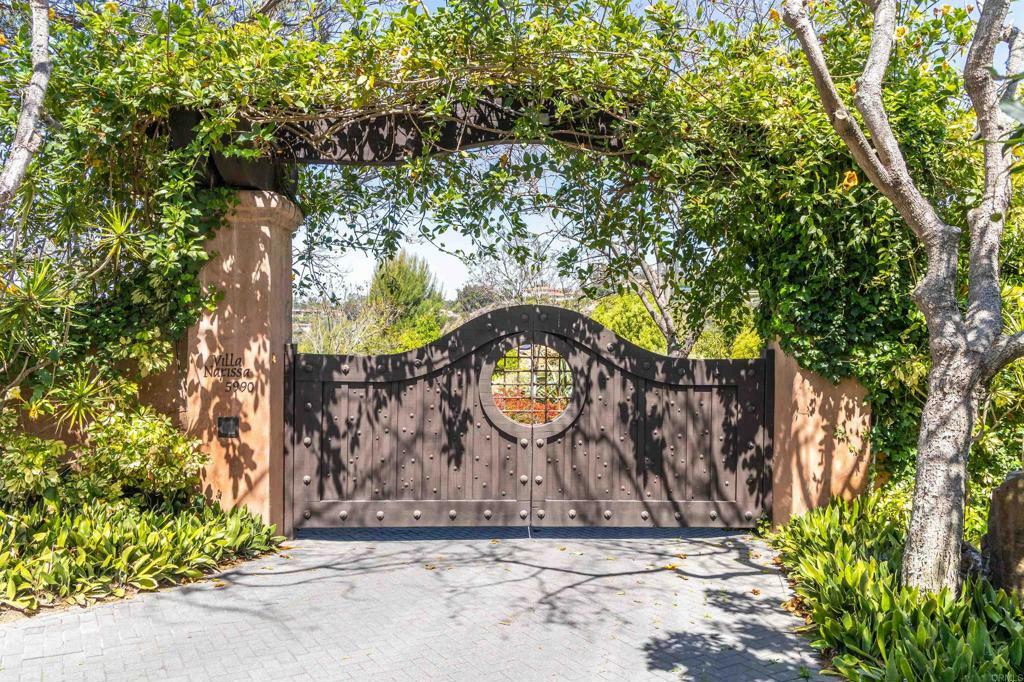 Property Photo: 5992 Calle Camposeco CA 92067