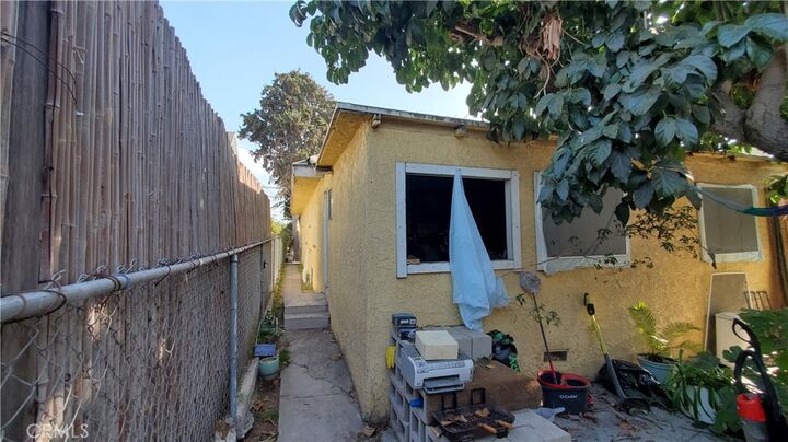 Property Photo:  1713 S Berendo Street  CA 90006 