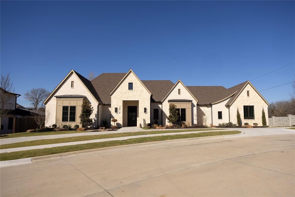 Property Photo:  2618 Pointe Court  TX 76034 