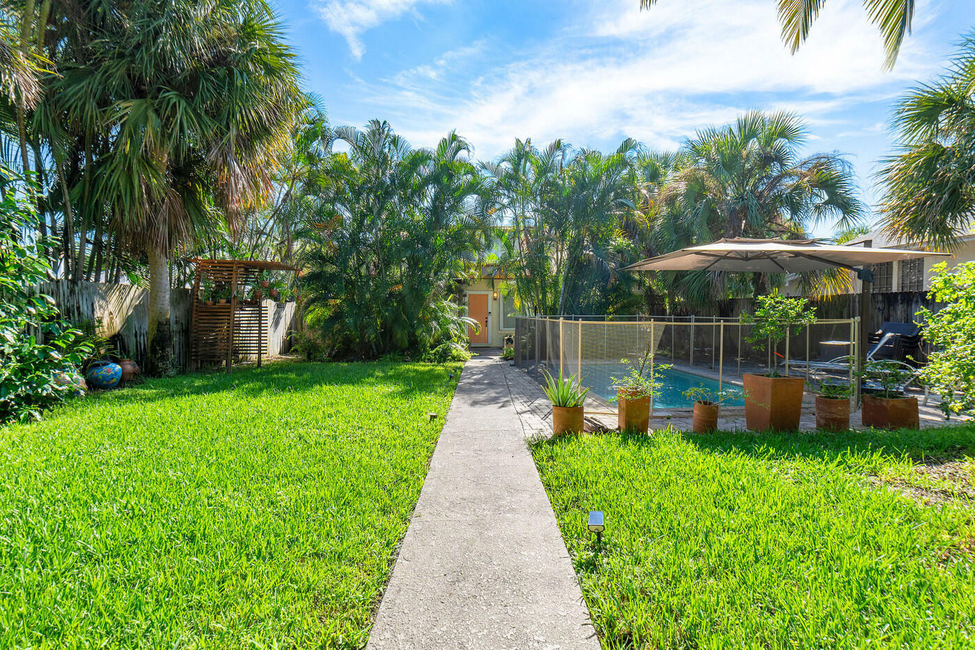 Property Photo:  341 NE 7th Avenue  FL 33483 