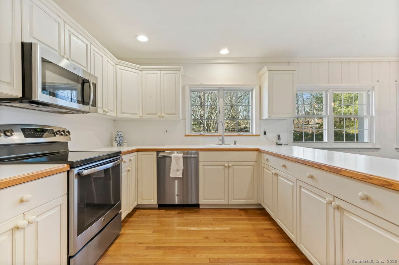 Property Photo:  23 Silver Hill Road  CT 06877 