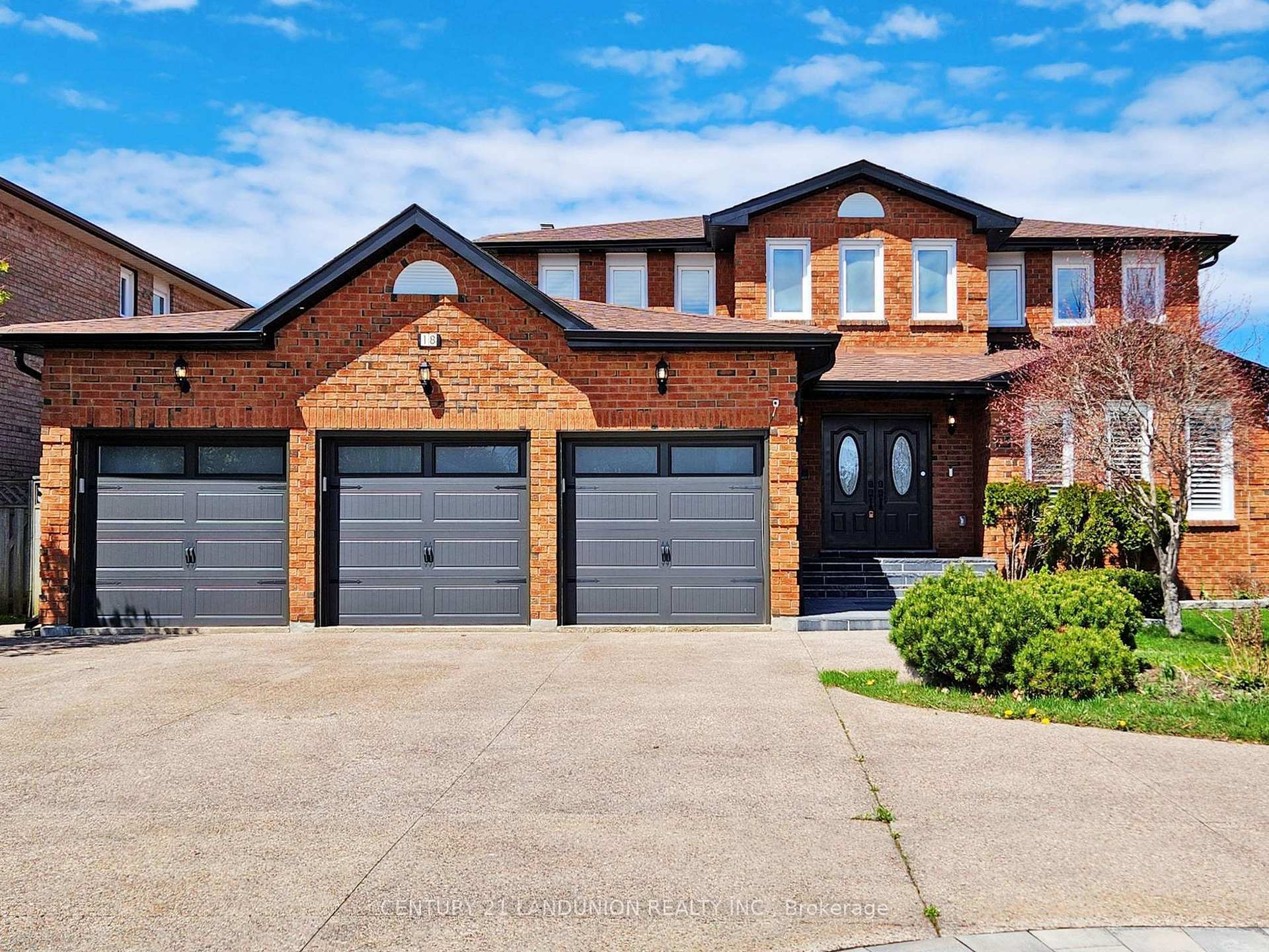 Property Photo: 18 Ravenhill Crescent ON L3S 2V1