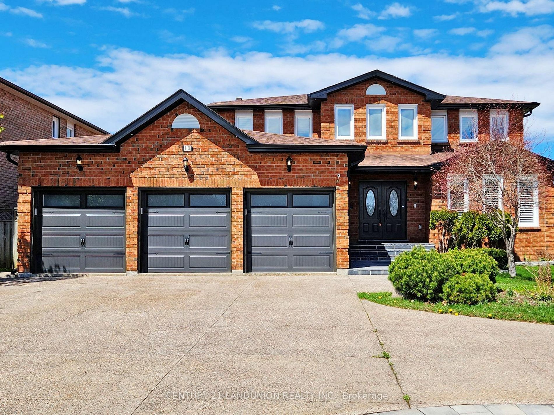 Property Photo:  18 Ravenhill Cres  ON L3S 2V1 