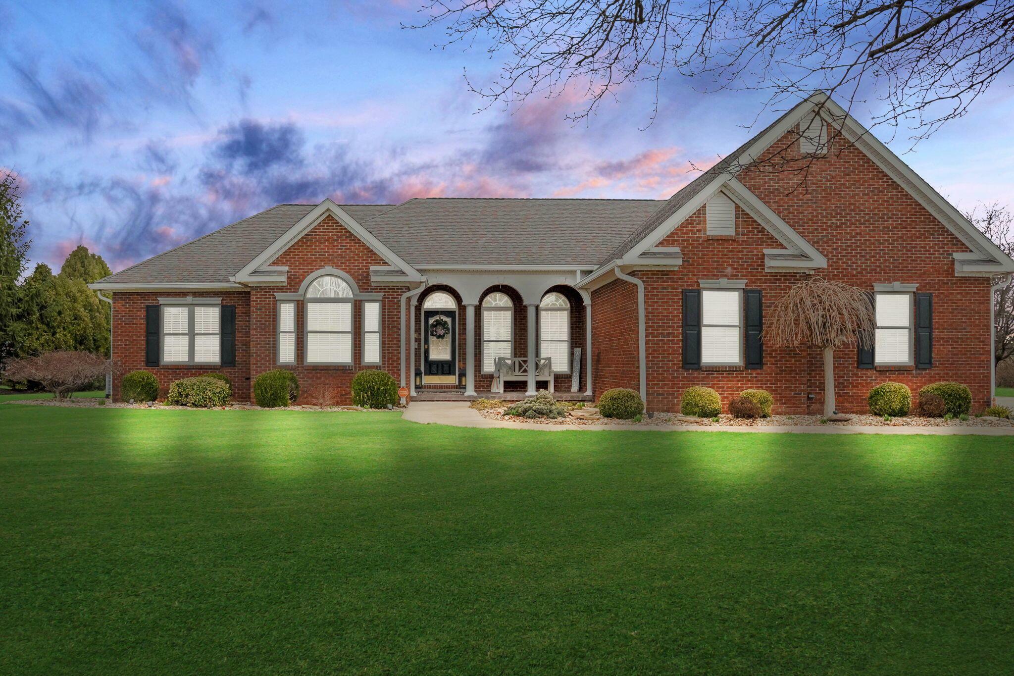 Property Photo: 1566 Eagle Creek S Drive OH 43302