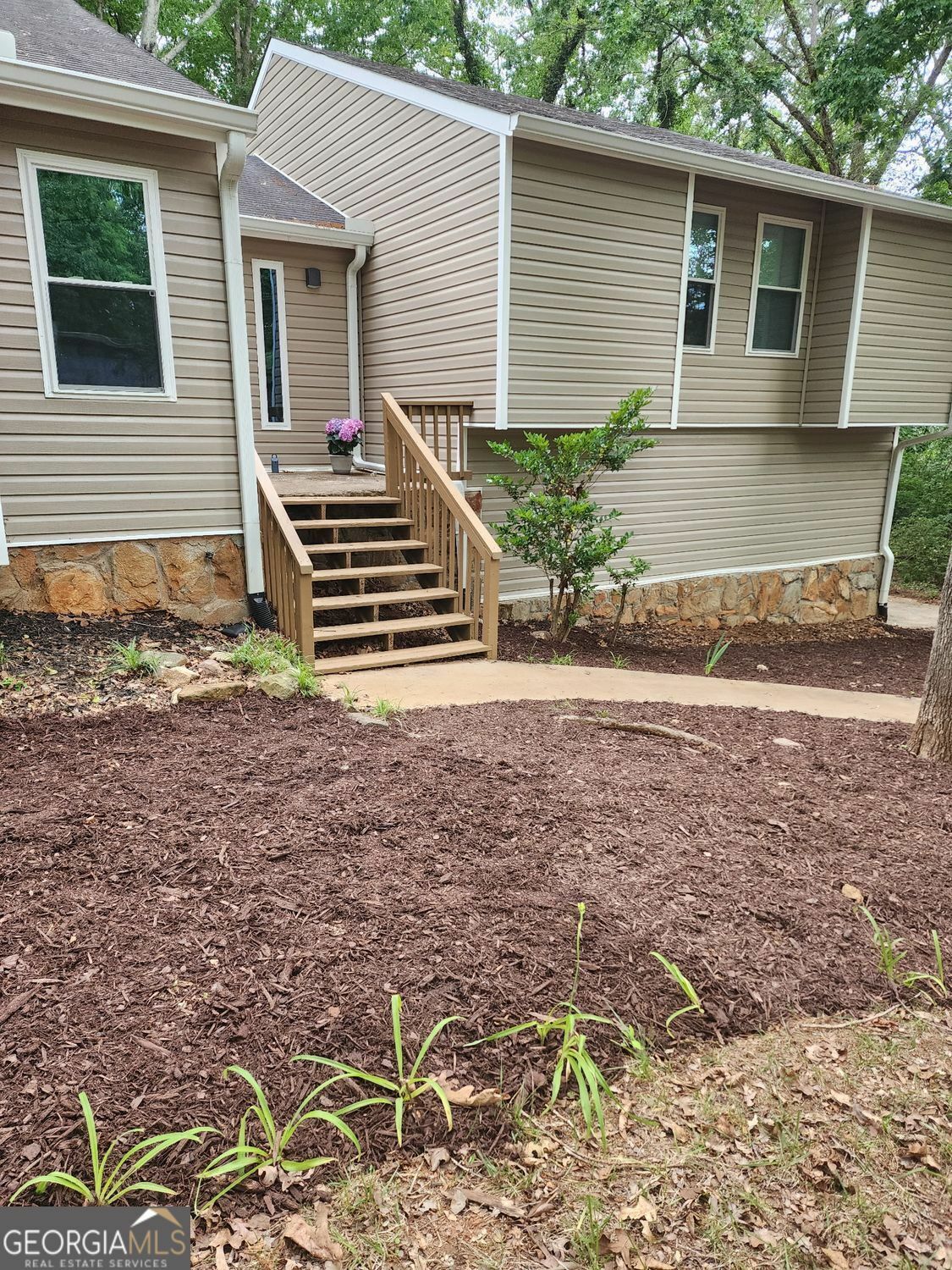 Property Photo: 6739 Valley Court GA 30135