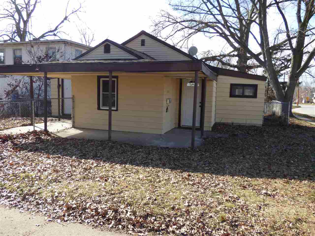 Property Photo: 1009 Highland Ave IA 52240