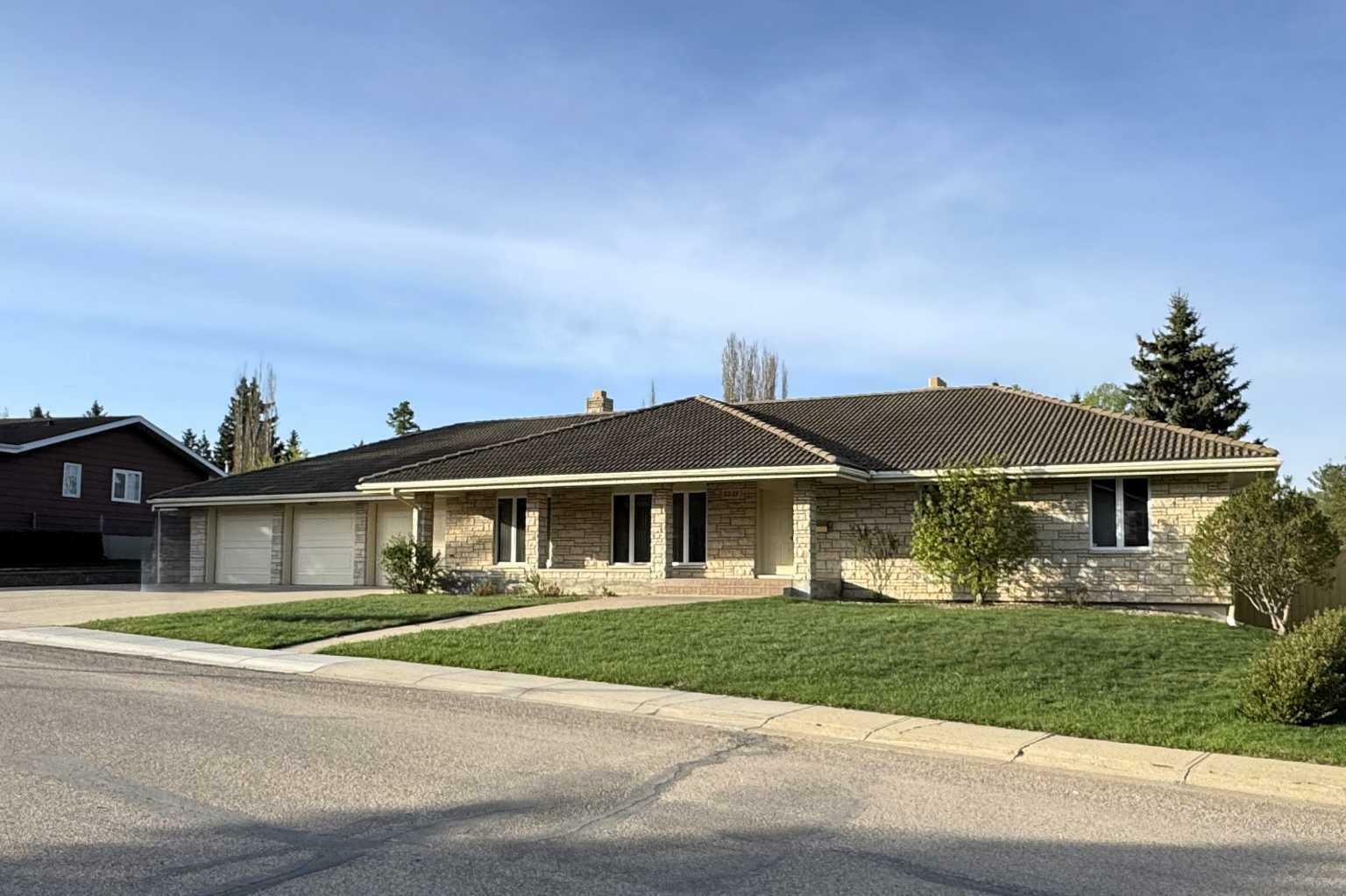5235 38 Street Crescent  Innisfail AB T4G 1G7 photo