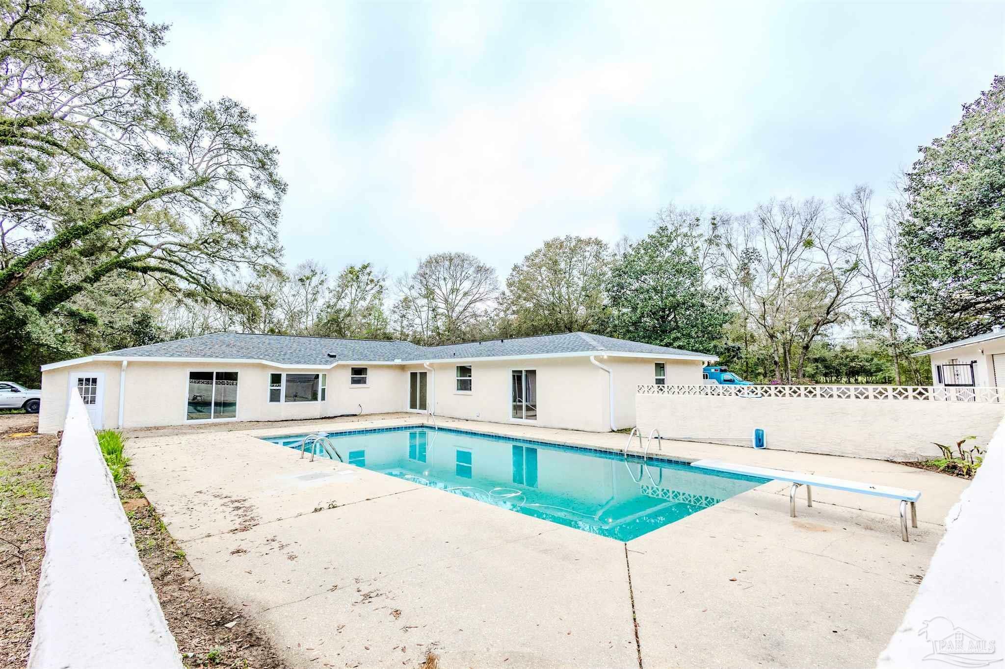Property Photo: 5032 Chumuckla Hwy FL 32571
