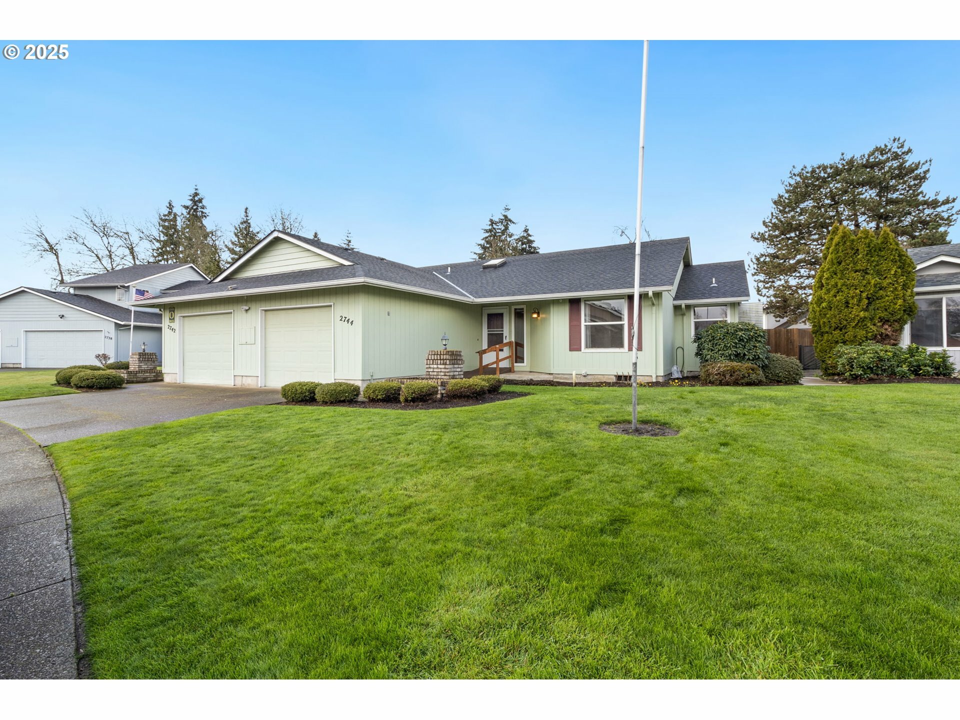 Property Photo: 2744 Dayna Ln OR 97408