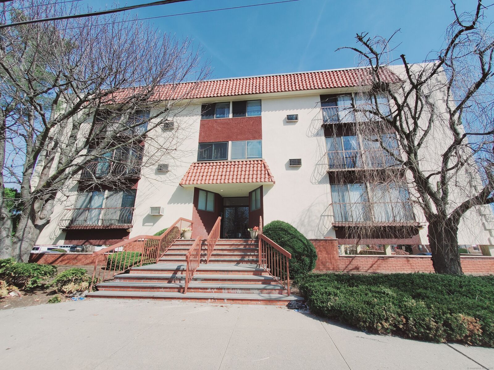 Property Photo:  300 Seaside Avenue 1E  CT 06902 