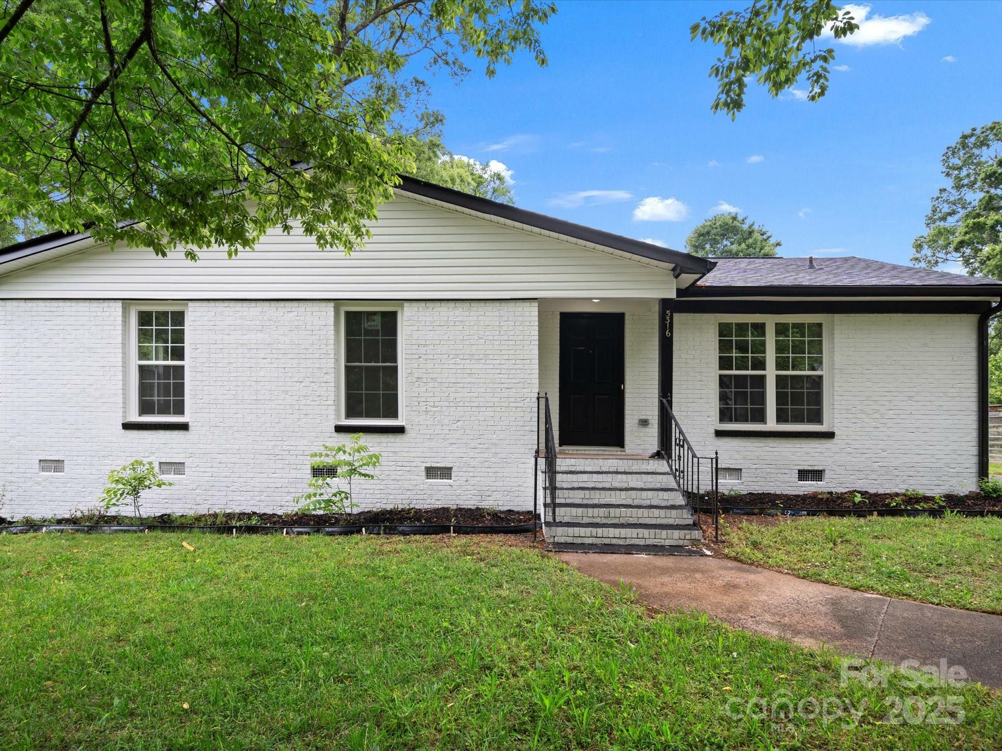 Property Photo: 5316 Rupert Lane NC 28215
